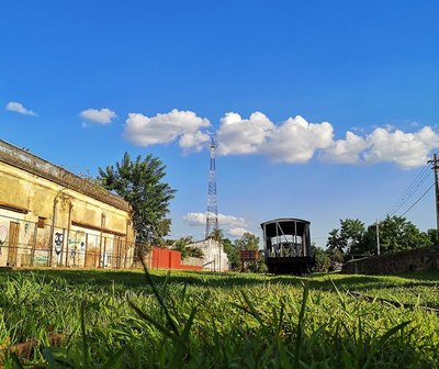 Día cálido a caluroso
