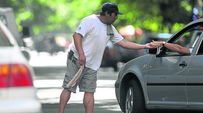 Mientras que Nenecho no los reciba, cuidacoches seguirán en las calles