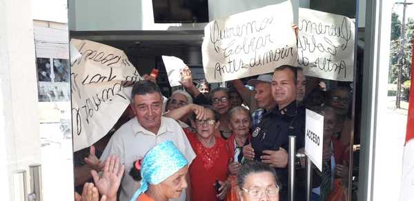 Adultos mayores tomaron sede del Ministerio de Hacienda en CDE