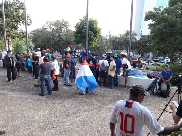 Policía advierte que utilizará la fuerza si cuidacoches intentan cerrar calles - Nacionales - ABC Color