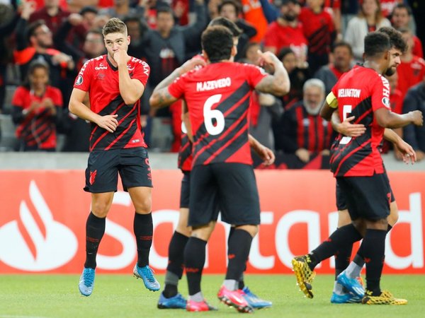 Un golazo de Bissoli permite al Paranaense debutar con victoria