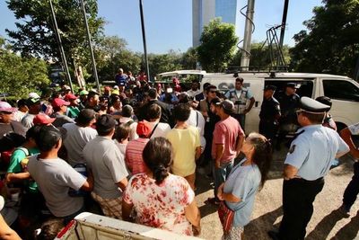 Cuidacoches no dejarán las calles y Policía usará la fuerza en caso de cierres