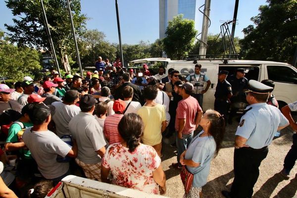 Cuidacoches no dejarán las calles y Policía usará la fuerza en caso de cierres