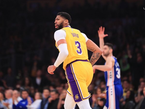 Davis aporta doble-doble a la victoria de los Lakers