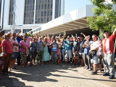 Cuidacoches se manifiestan frente a la Municipalidad de Asunción