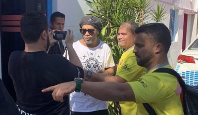 Ronaldinho es recibido por gran cantidad de fans