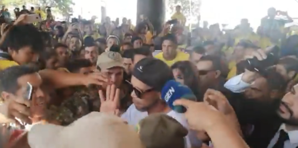 Locura por la llegada de Ronaldinho a Paraguay
