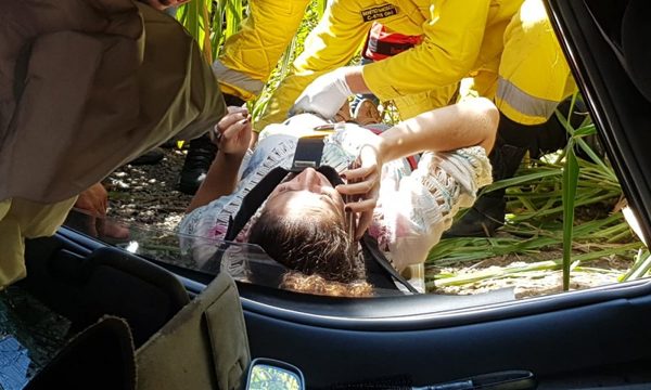 Mujer cae con su vehículo a barranca