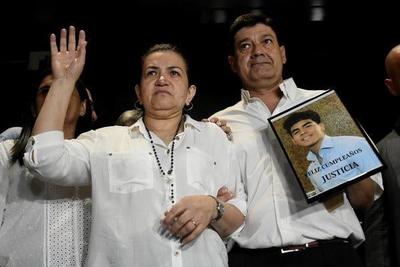 Papá de Fernando Báez: 'Quiero abrazar a todos los padres que perdieron a sus hijos, yo también sé lo que sienten'