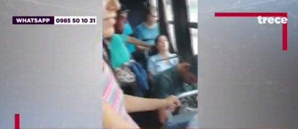 Pasajeros "duermen" mientras embarazada permanece parada en bus