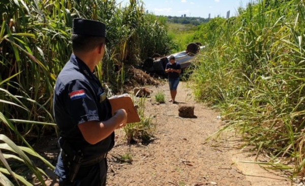 Furgón queda sin frenos en plena bajada y cae a un barranco