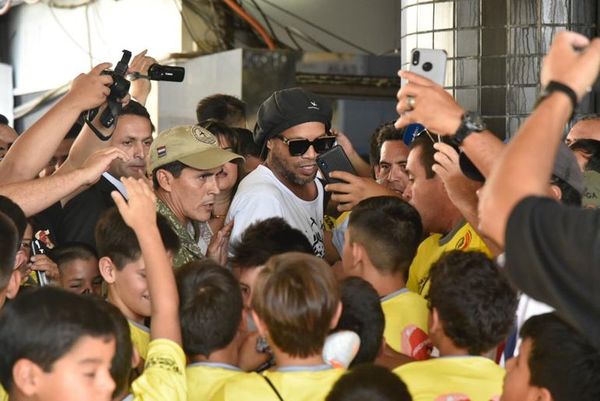 Ronaldinho ya está en Paraguay - Fútbol - ABC Color