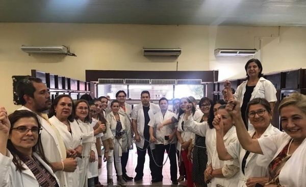 HOY / Médicos se encadenan en Hacienda exigiendo reglamentación de ley de jubilaciones
