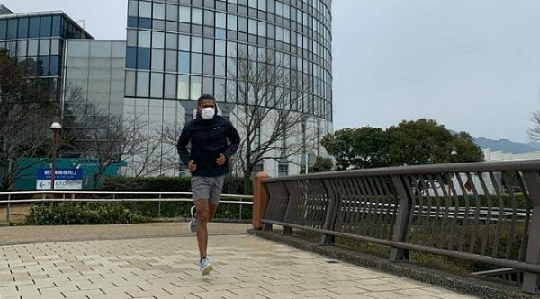 Derlys Ayala entrena con tapabocas en Japón por temor a coronavirus