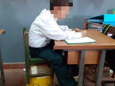 No tienen sillas y usan baldes como asientos