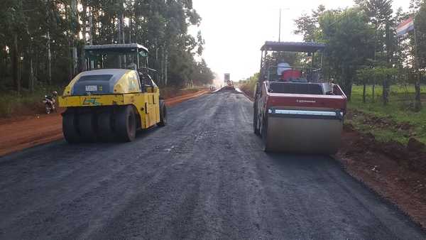LT inició a colocar la carpeta asfáltica en obra que apunta al desarrollo de zonas productivas en Itapúa