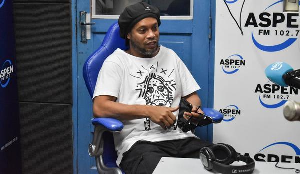Ronaldinho Gaúcho llegó al país para presentar el “Móvil de salud de las niñas y niños” y su libro 'Genio en la Vida'