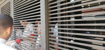 Médicos se encadenan por reglamentación de ley de jubilaciones - ADN Paraguayo
