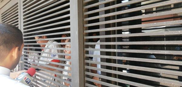 Médicos se encadenan por reglamentación de ley de jubilaciones - ADN Paraguayo