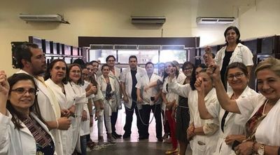 Médicos se encadenan en espera de reglamentación de ley de jubilaciones