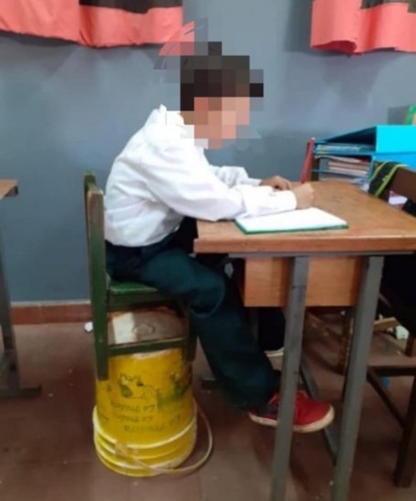 No tienen sillas y usan baldes como asientos