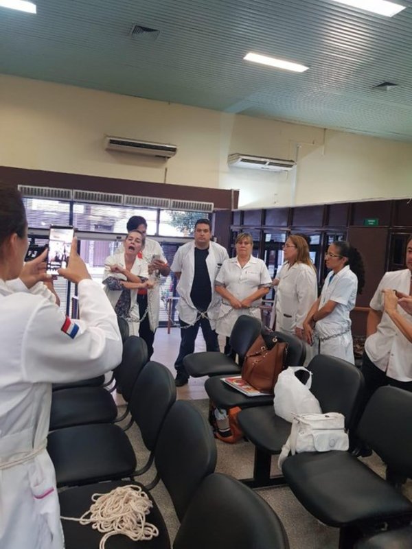Médicos continuan con medidas de fuerza en Hacienda exigiendo reglamentacion de Ley de jubilacio » Ñanduti