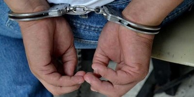 CON ESPOSAS PUESTAS, APREHENDIDO HUYÓ DE LA POLICÍA