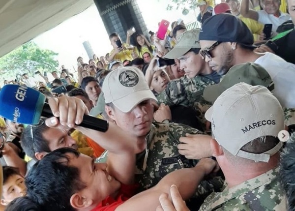 Entre empujones y golpes llegó hasta Ronaldinho Gaucho