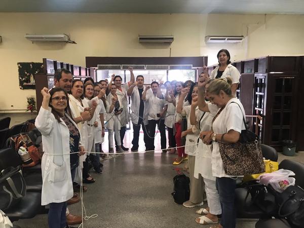 Médicos se encadenan y piden reglamentación de ley de jubilaciones - Paraguay Informa