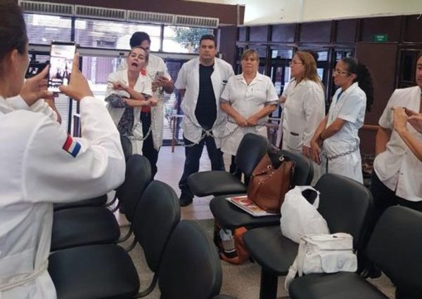Médicos continúan con medidas de fuerza en Hacienda exigiendo reglamentación de Ley de jubilación » Ñanduti