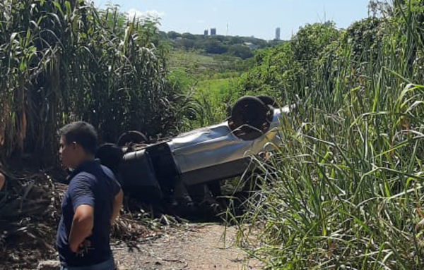 Conductora pierde control de su vehículo y termina en un barranco - Noticde.com