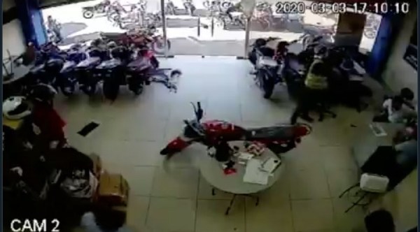 |VIDEO| Quiso robar recaudación de un local, pero llegó tarde y asalto a los empleados