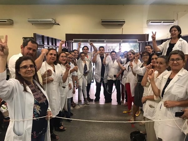 Médicos se encadenan exigiendo reglamentación de ley de jubilación