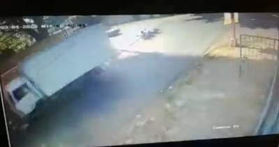 Chocaron un camión y una motocicleta