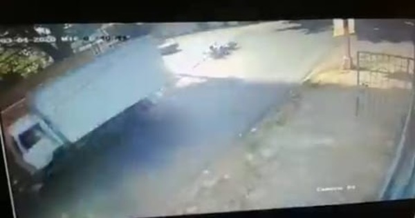 Chocaron un camión y una motocicleta