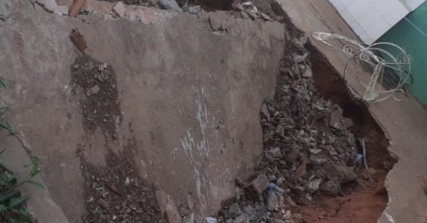 Hundimiento de piso y peligro de derrumbe en escuela
