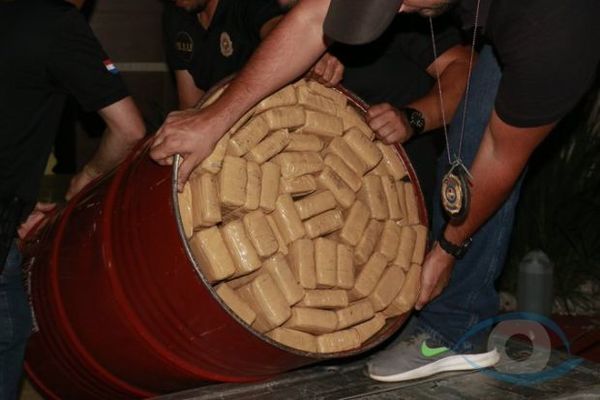 Incautan tambores con importante cargamento de droga en Emboscada