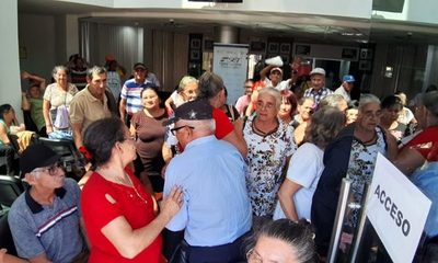 Adultos mayores llevan su protesta ante oficinas de Hacienda en Ciudad del Este – Diario TNPRESS