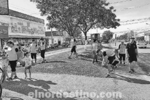 Jóvenes voluntarios extranjeros pertenecientes al Comedor de Niños Esperanza Viva limpian calles de Concepción