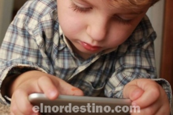 Algunas razones por las que no deberías darle un celular a un niño pequeño para distraerlo y alterar su desarrollo