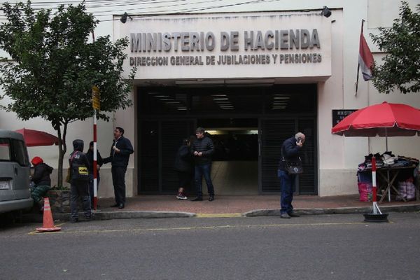 Jubilaciones suspende atención desde mañana por ocupación de médicos