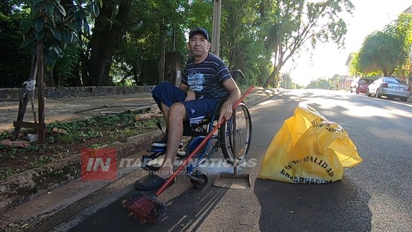 TRAS UN ACCIDENTE, BARRE LAS CALLES EN SILLA DE RUEDAS