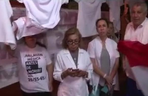 Médicos se encadenan exigiendo reglamentación de la ley de jubilación - SNT