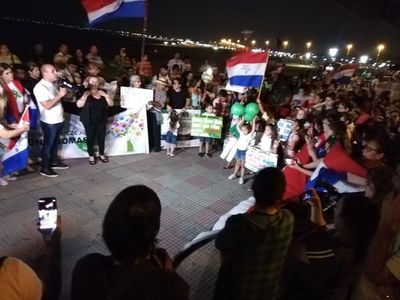 En la Costanera, multitud exige protección de los niños