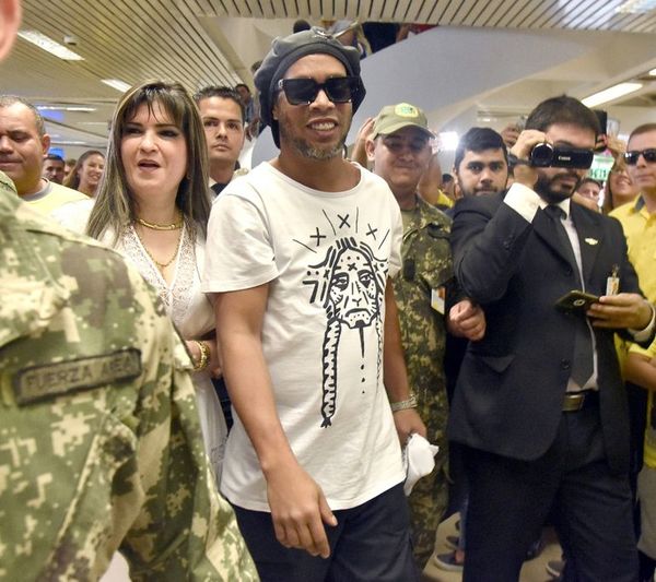 Demoran a Ronaldinho Gaucho por presuntos pasaportes adulterados - Nacionales - ABC Color