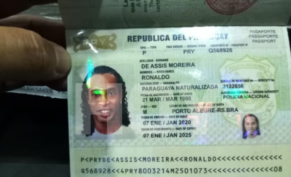 HOY / Ronaldinho habría ingresado al país con pasaportes falsos