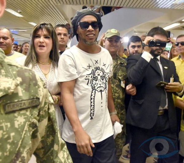 Detienen a Ronaldinho