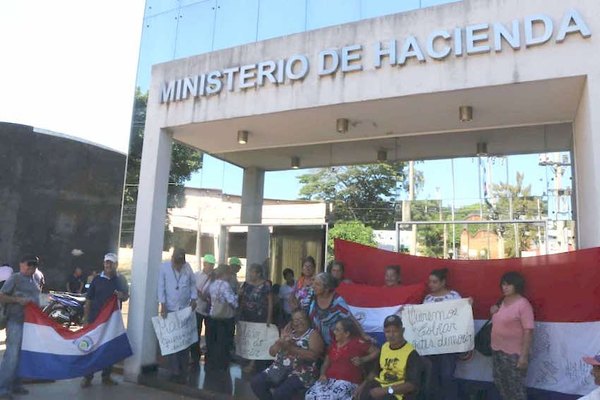 Abuelitos ya no soportan y toman Hacienda de CDE | Crónica