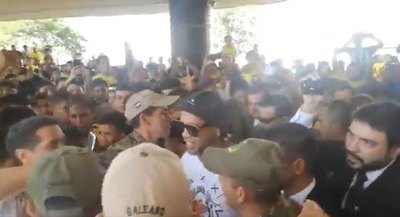 Ronaldinho llegó al país para ayudar a los pequeños | Crónica