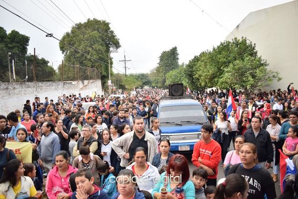 En multitudinaria marcha vuelven a denunciar venta del local de la UPV y piden por su recuperación